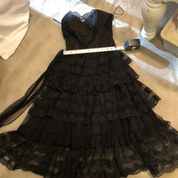 Stunning strapless evening dress w:tiers of  lace - Picture 4 of 9